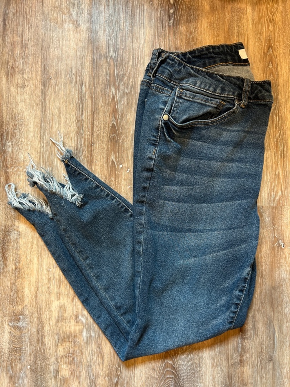 ARULA Indigo Skinny Jeans with Frayed Ankles